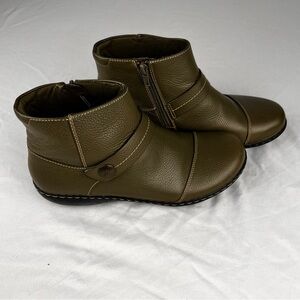 Clark’s size 8 M Olive Green Ankle Boots with side zipper
